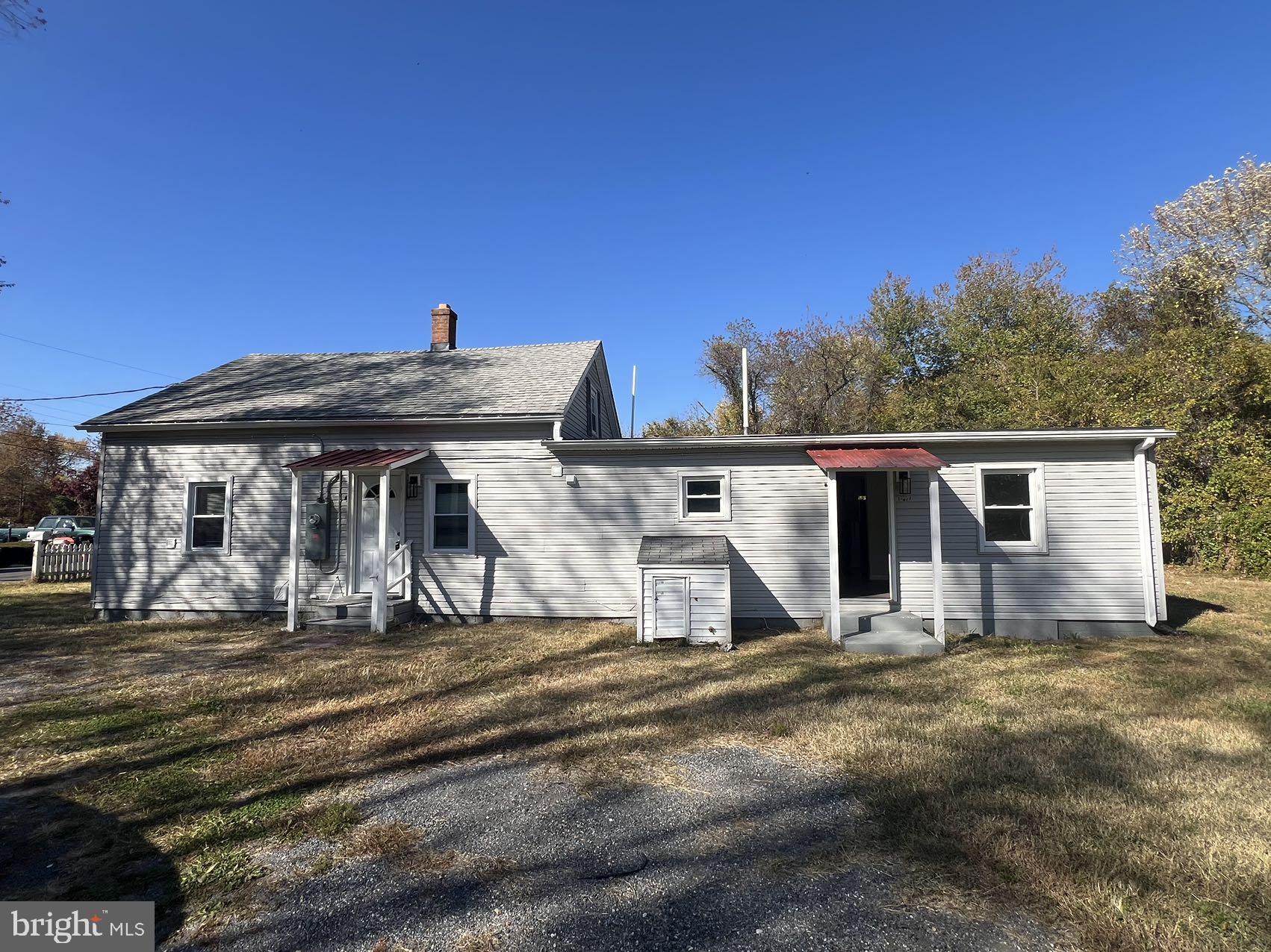 a view of a house with backyard