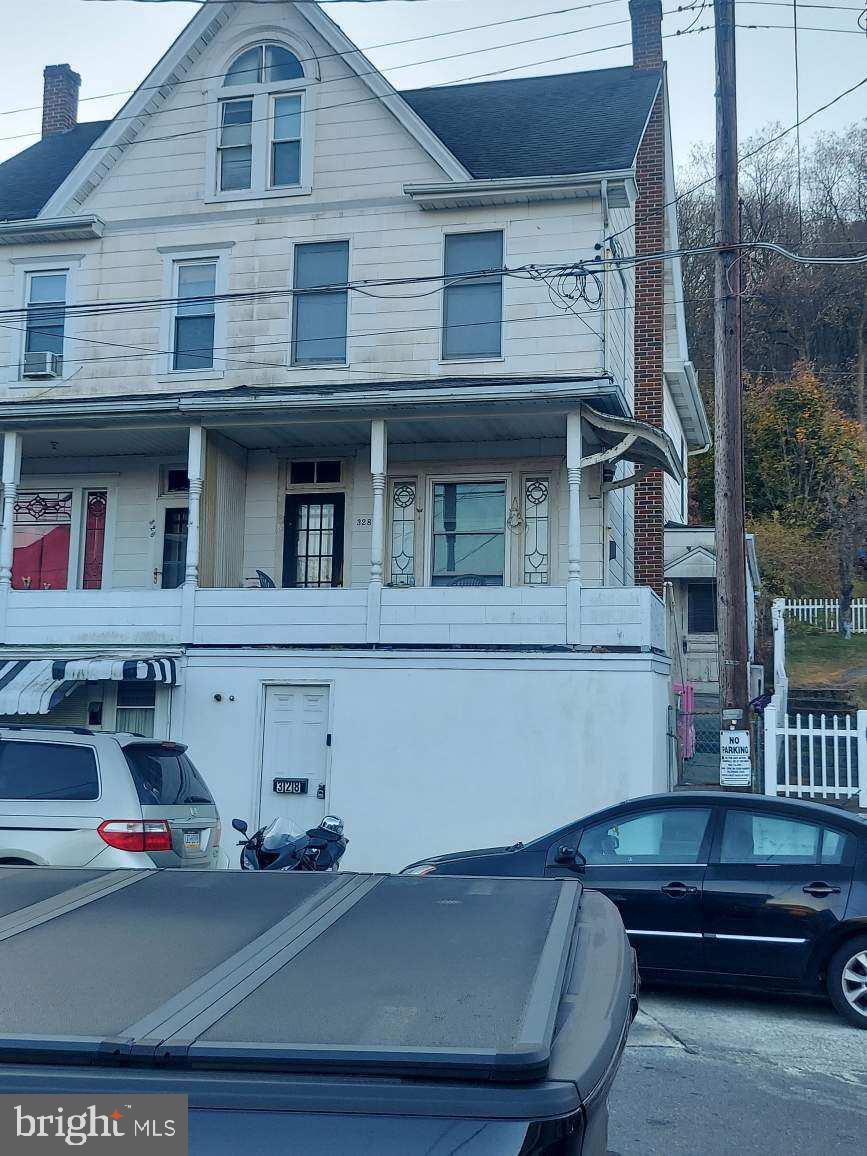 a view of a building and car parked