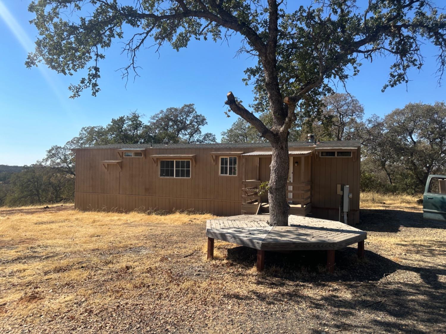 a view of a house with backyard of house