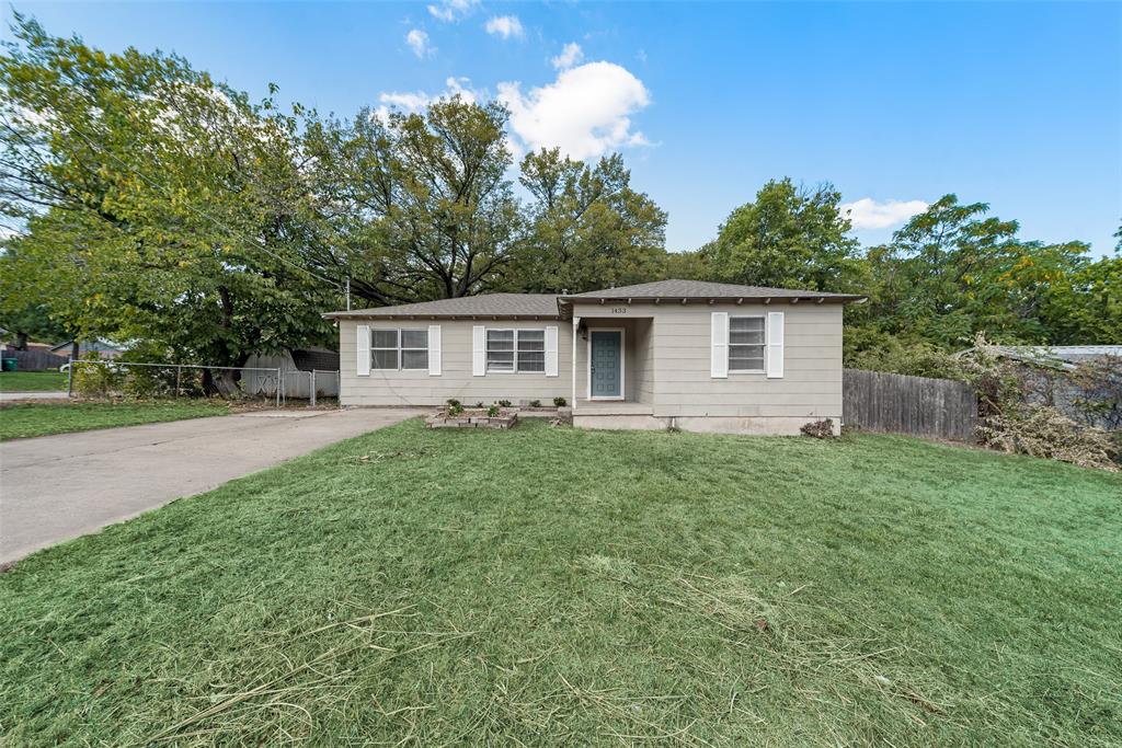 a view of a house with backyard and garden