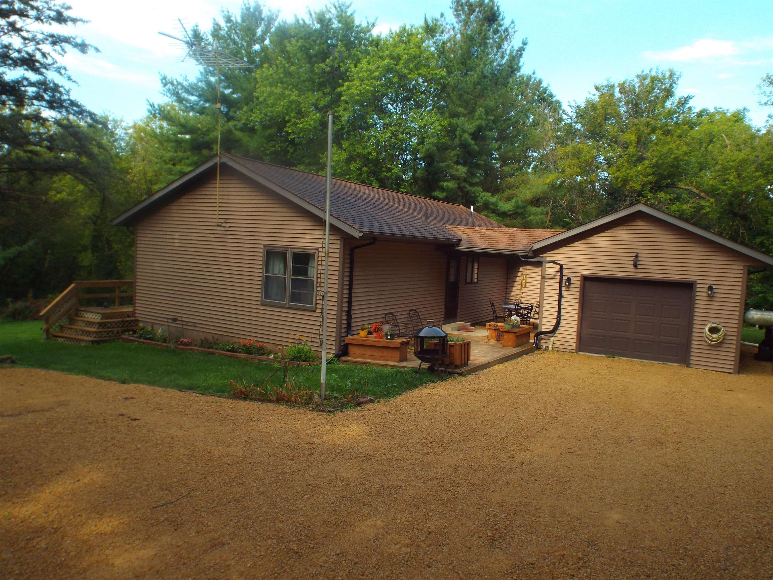 a view of a house with backyard and trees