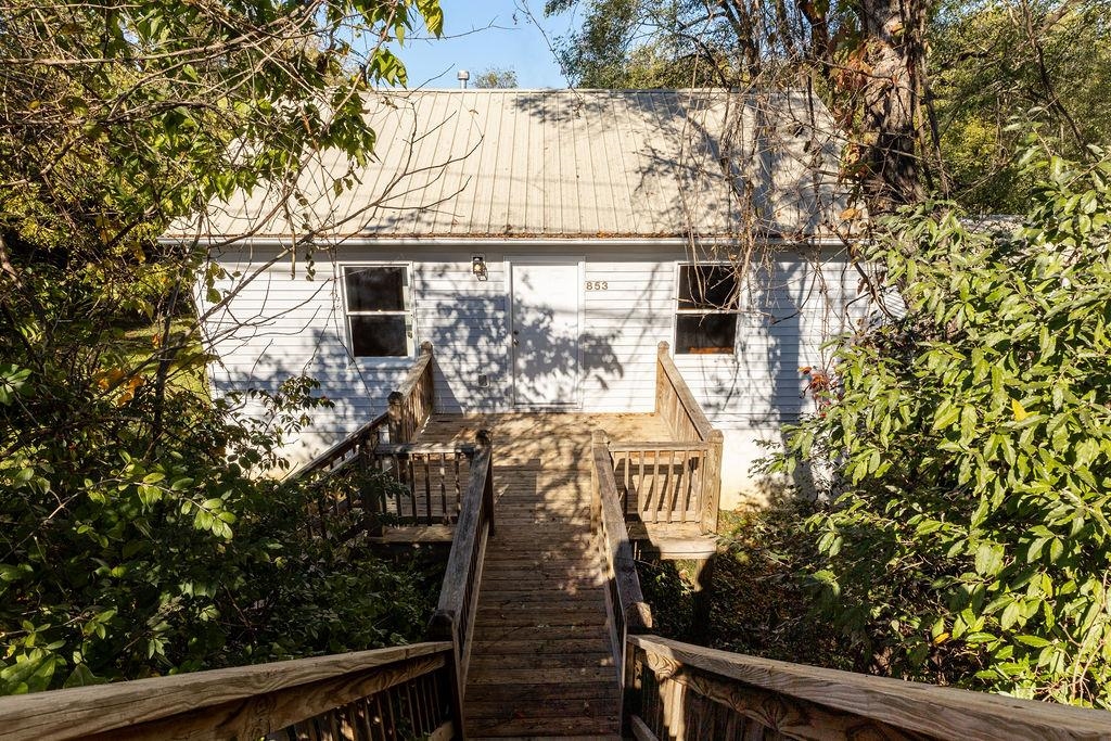 a view of a back yard from a balcony