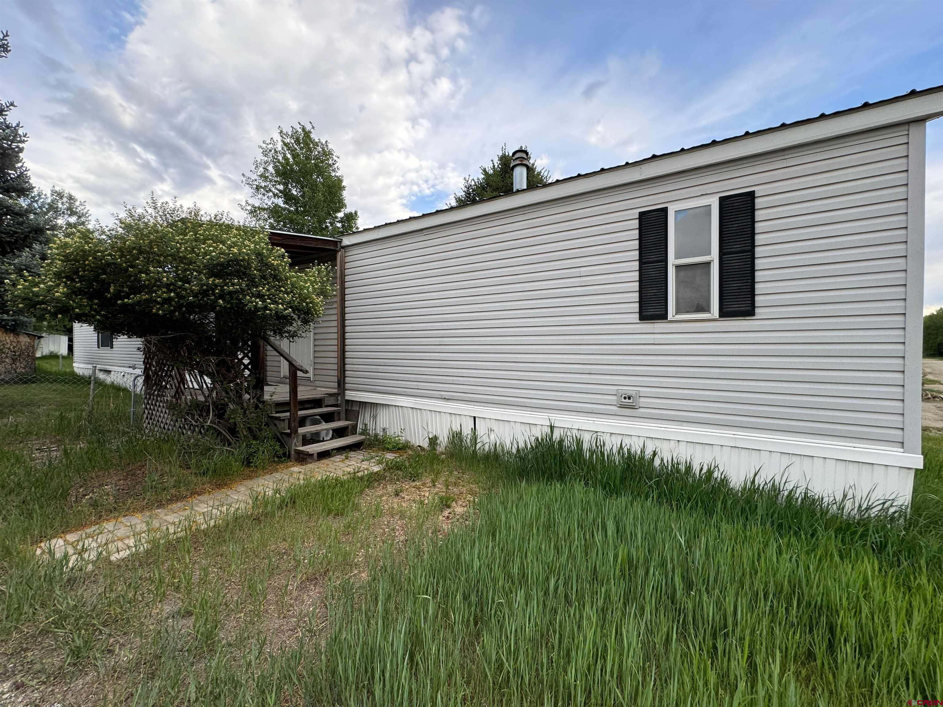 a view of a house with a backyard