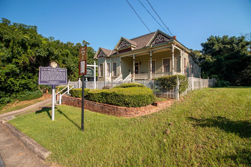 a view of house with a yard