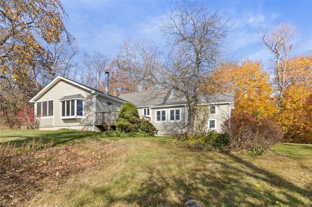 Side view of House with main entrance from deck