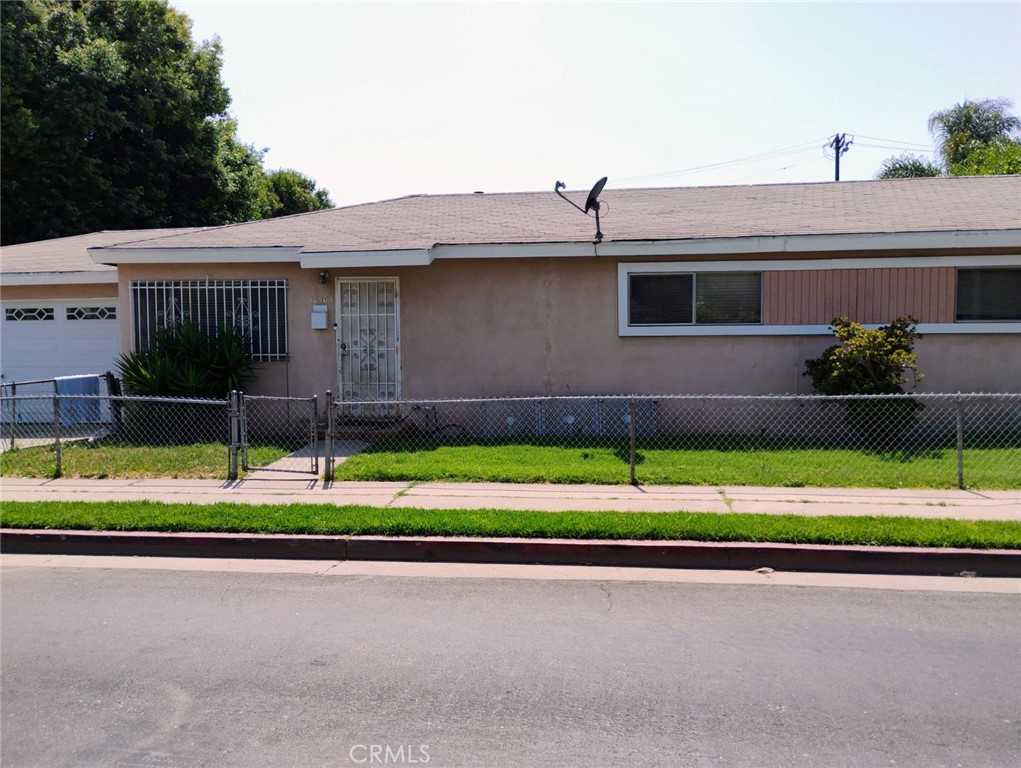 a view of front of house with a yard