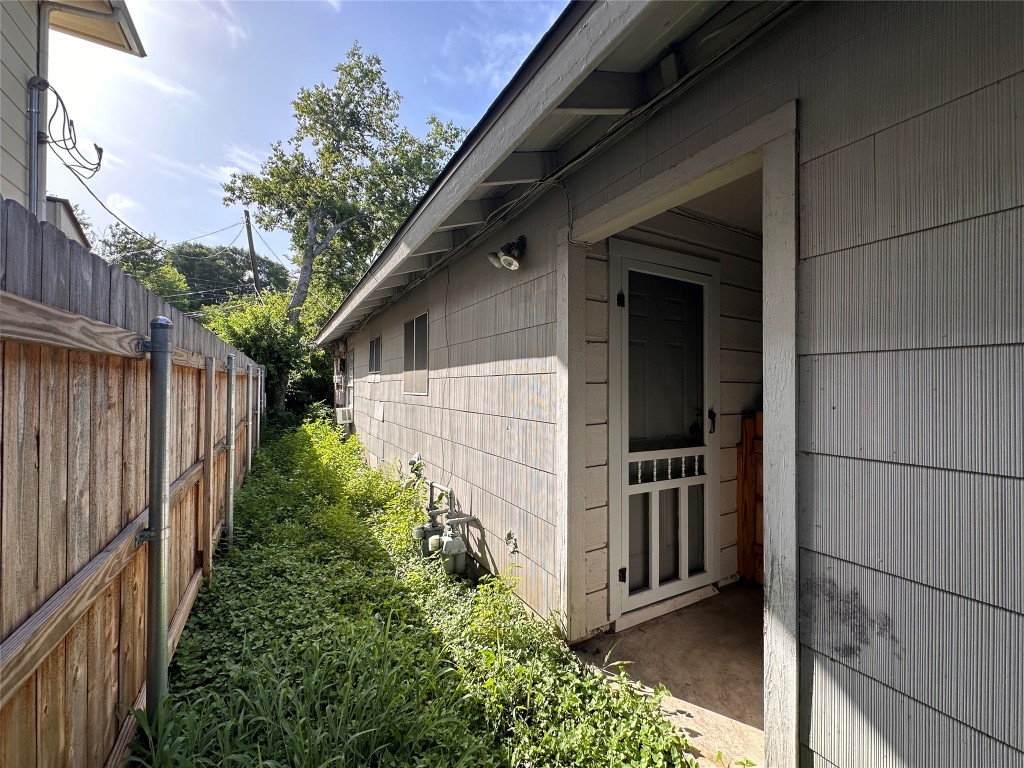 a view of backyard of the house