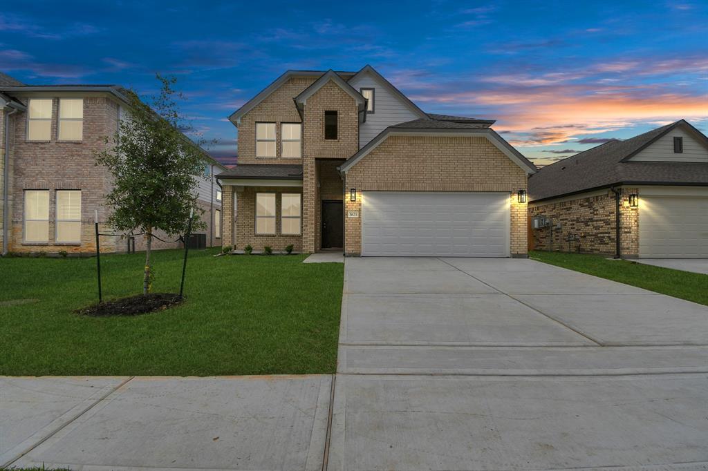 Welcome to 5623 Silverleaf Oak Lan located in Champions Oak and zoned to Klein ISD.