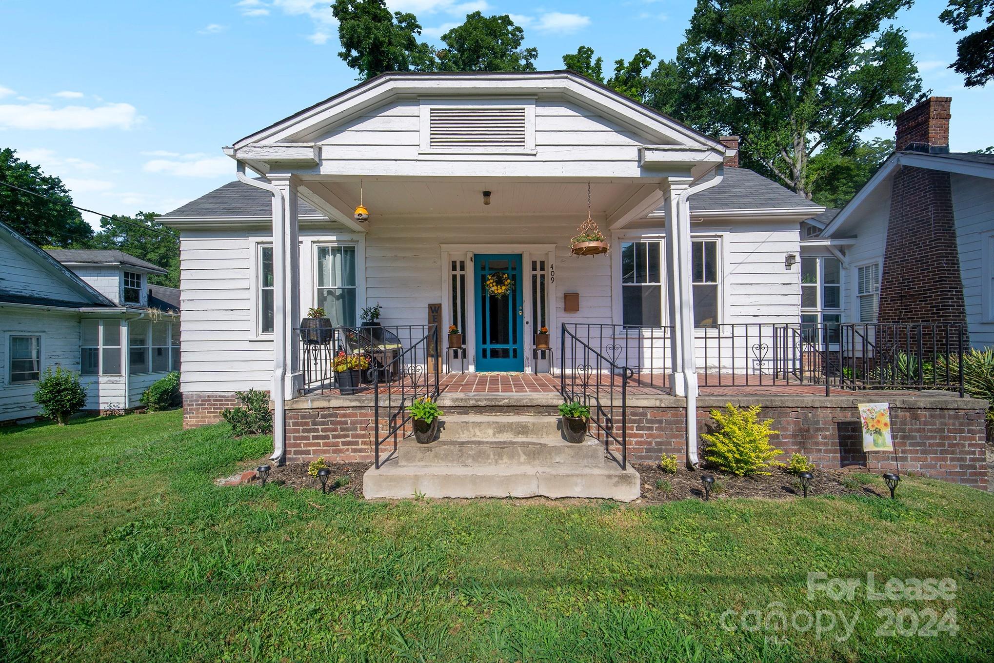 a view of a house with backyard