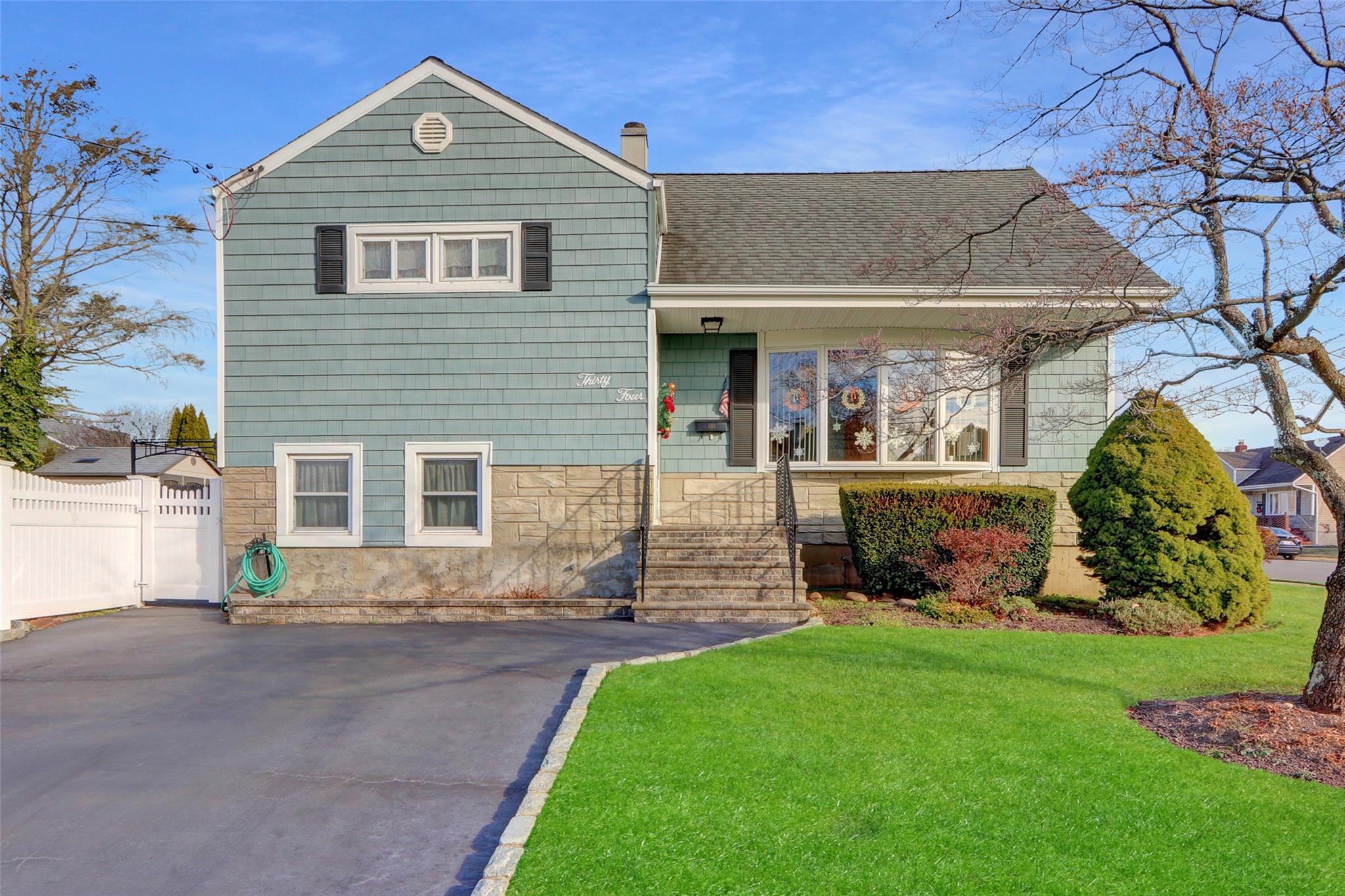 View of front facade featuring a front yard