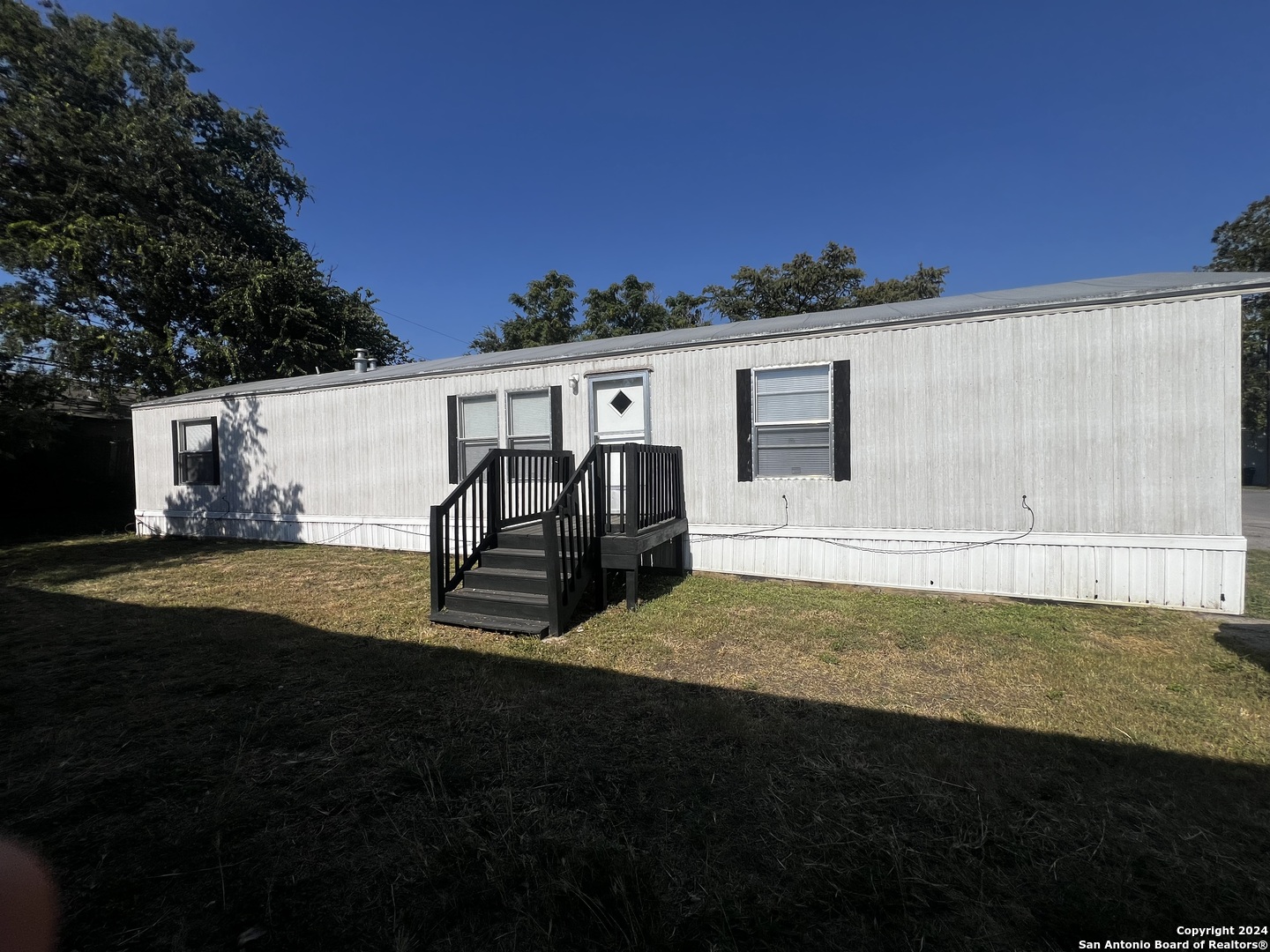 a view of back yard of the house