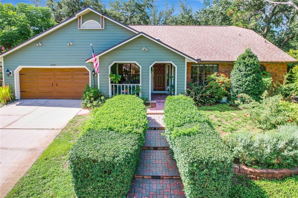 a view of a yard in front of house