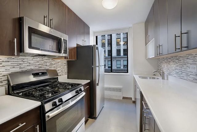 $7,425 | 300 Mercer Street, Unit 4E | Greenwich Village