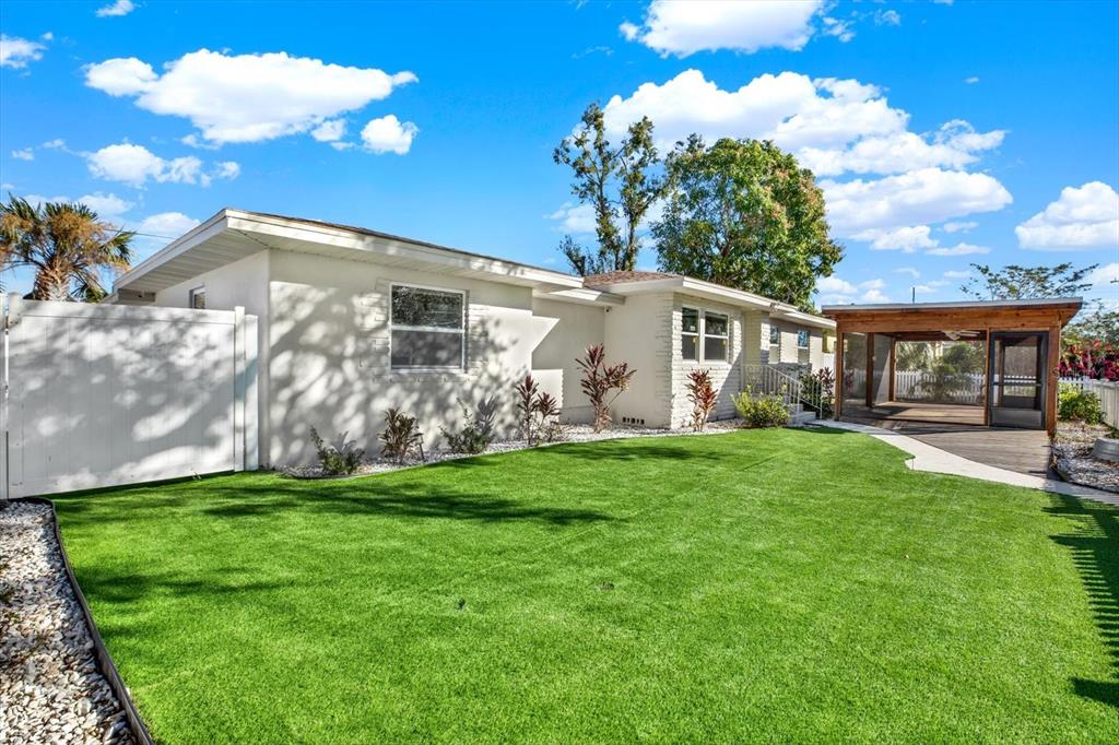 a view of a house with backyard