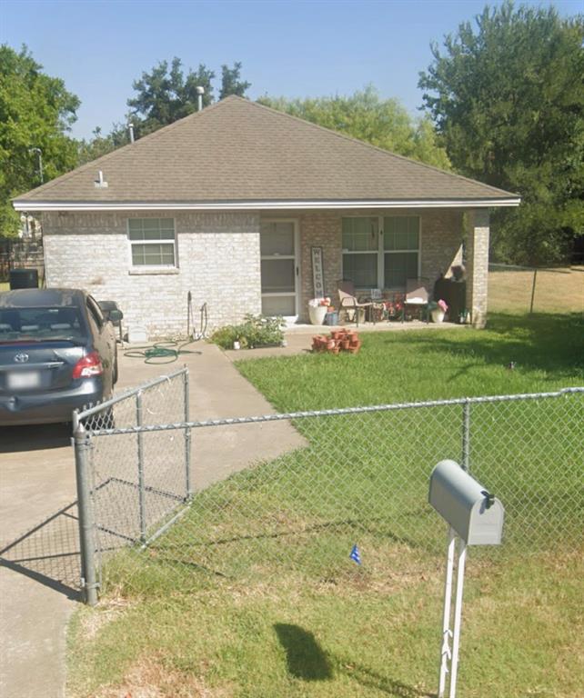 a view of a house with backyard