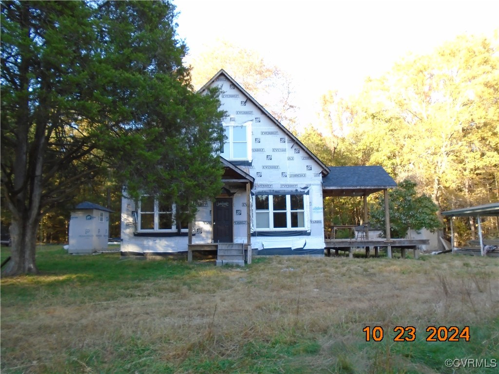 a view of a house with a yard