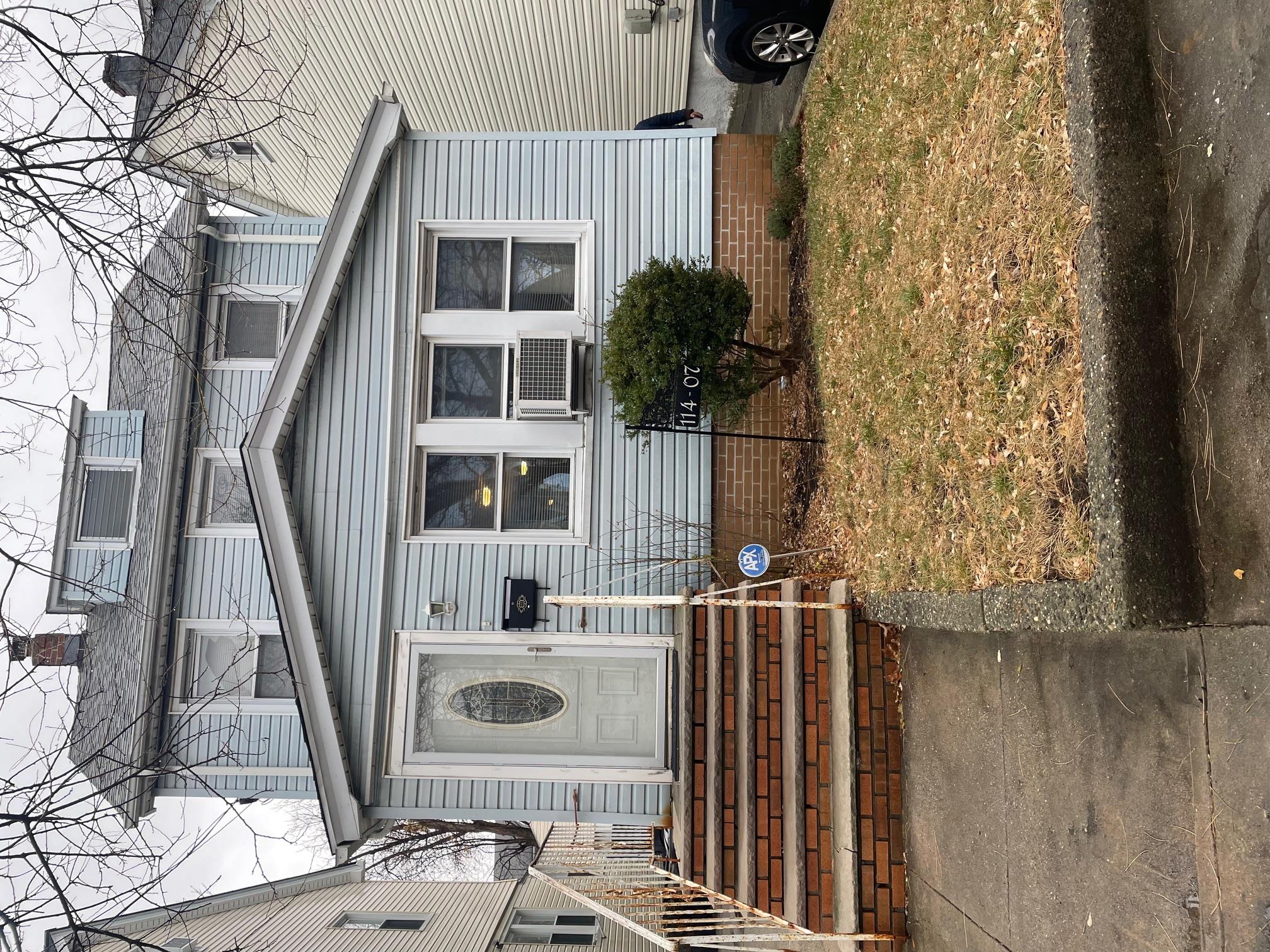 View of front of property featuring a front lawn