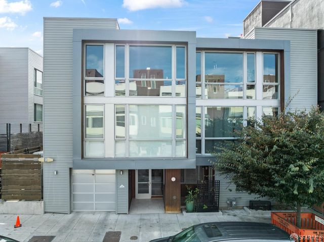 $699,000 | 551 Hudson Avenue, Unit 301 | Hunters Point