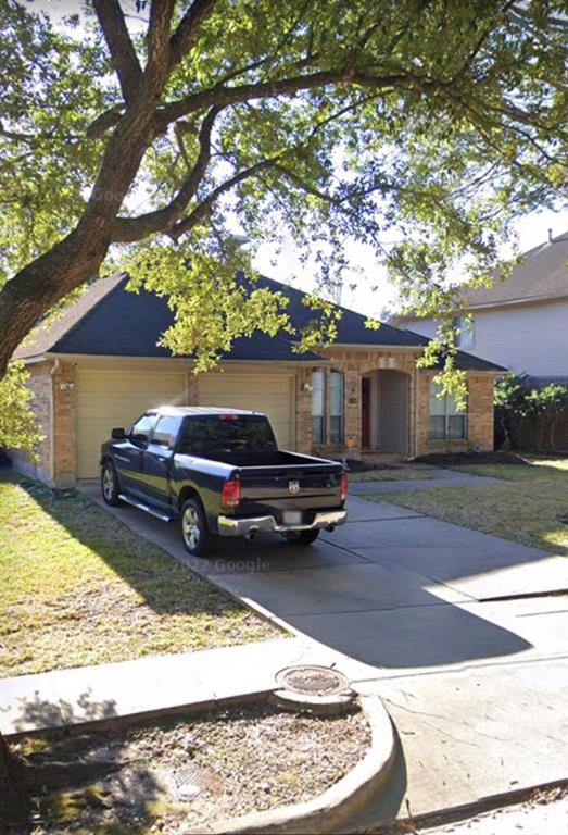 a view of a yard in front of a house