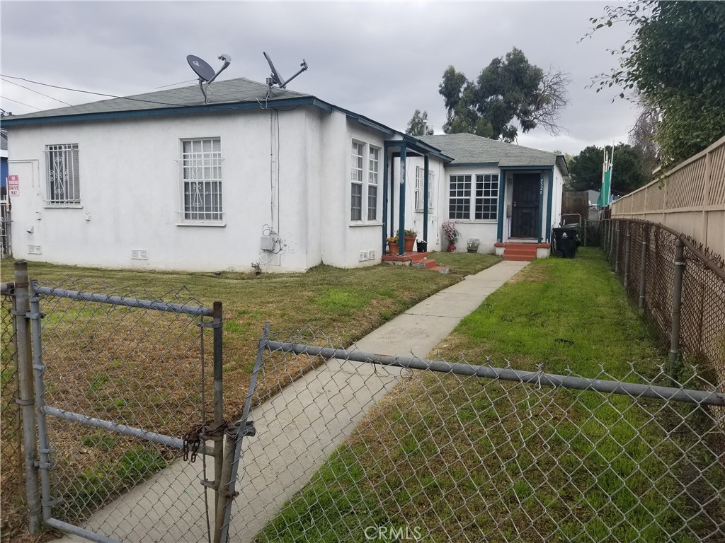 a view of a house with backyard