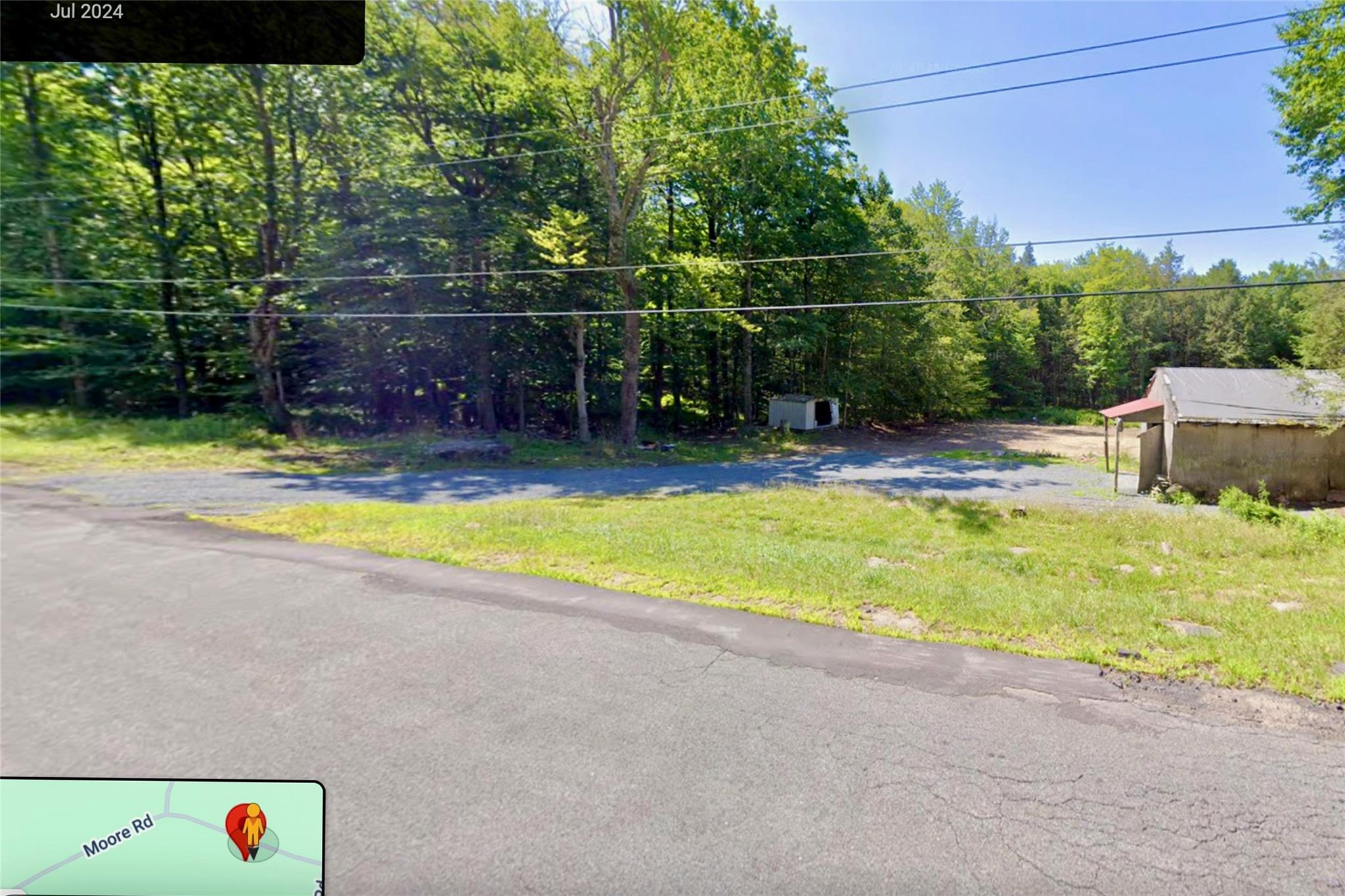 View of yard with a storage shed