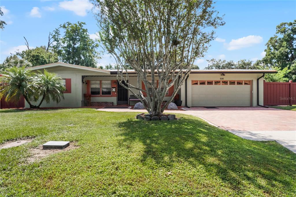 a view of a house with a yard