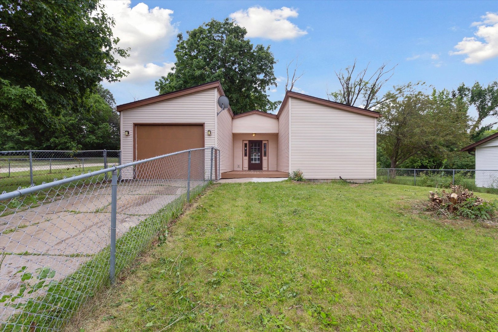 a view of a house with backyard and garden