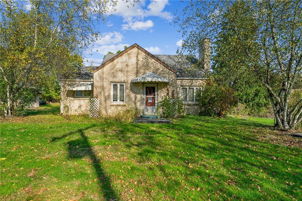 a view of a house with backyard and garden