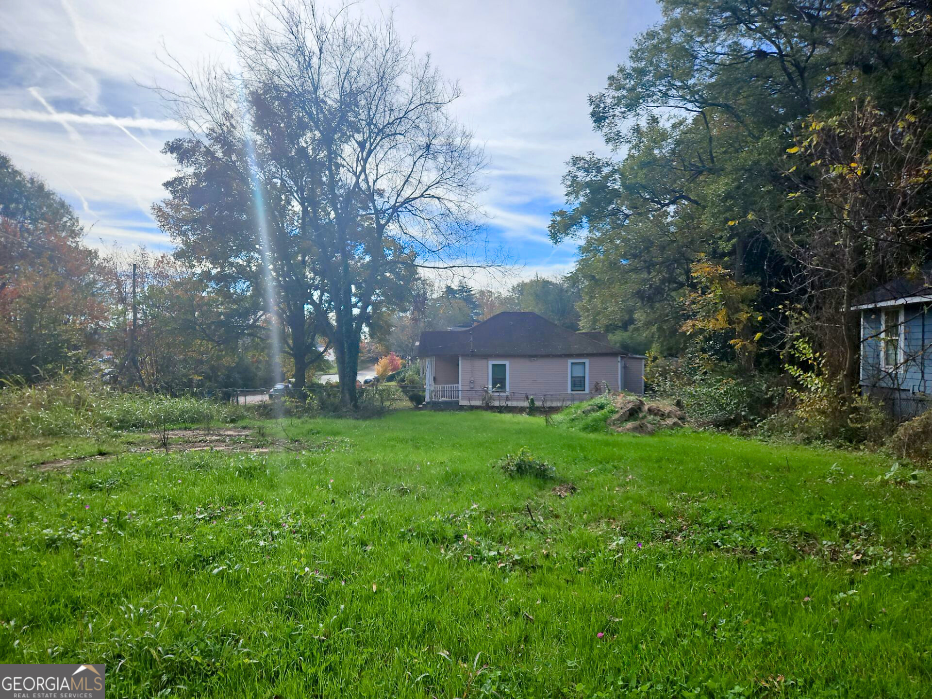 a view of a back yard