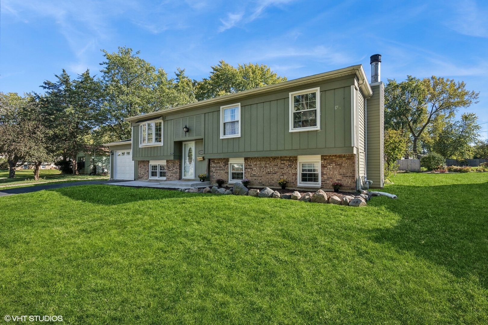 a view of a house with backyard porch and garden