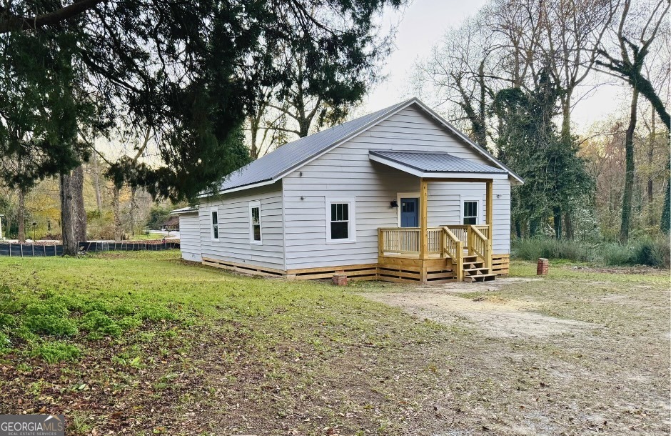 a view of a house with backyard