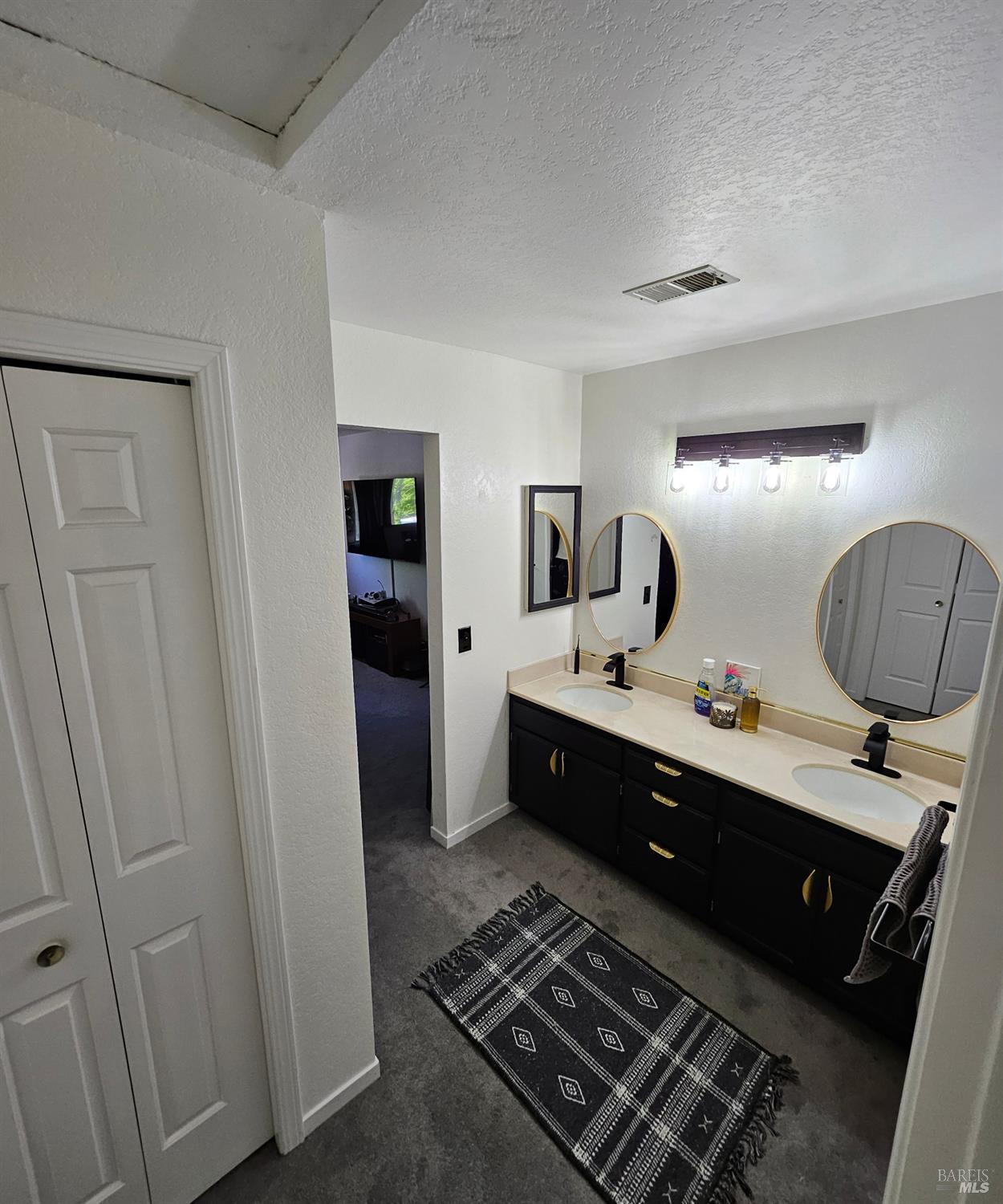 a room with two washing machine and mirrors