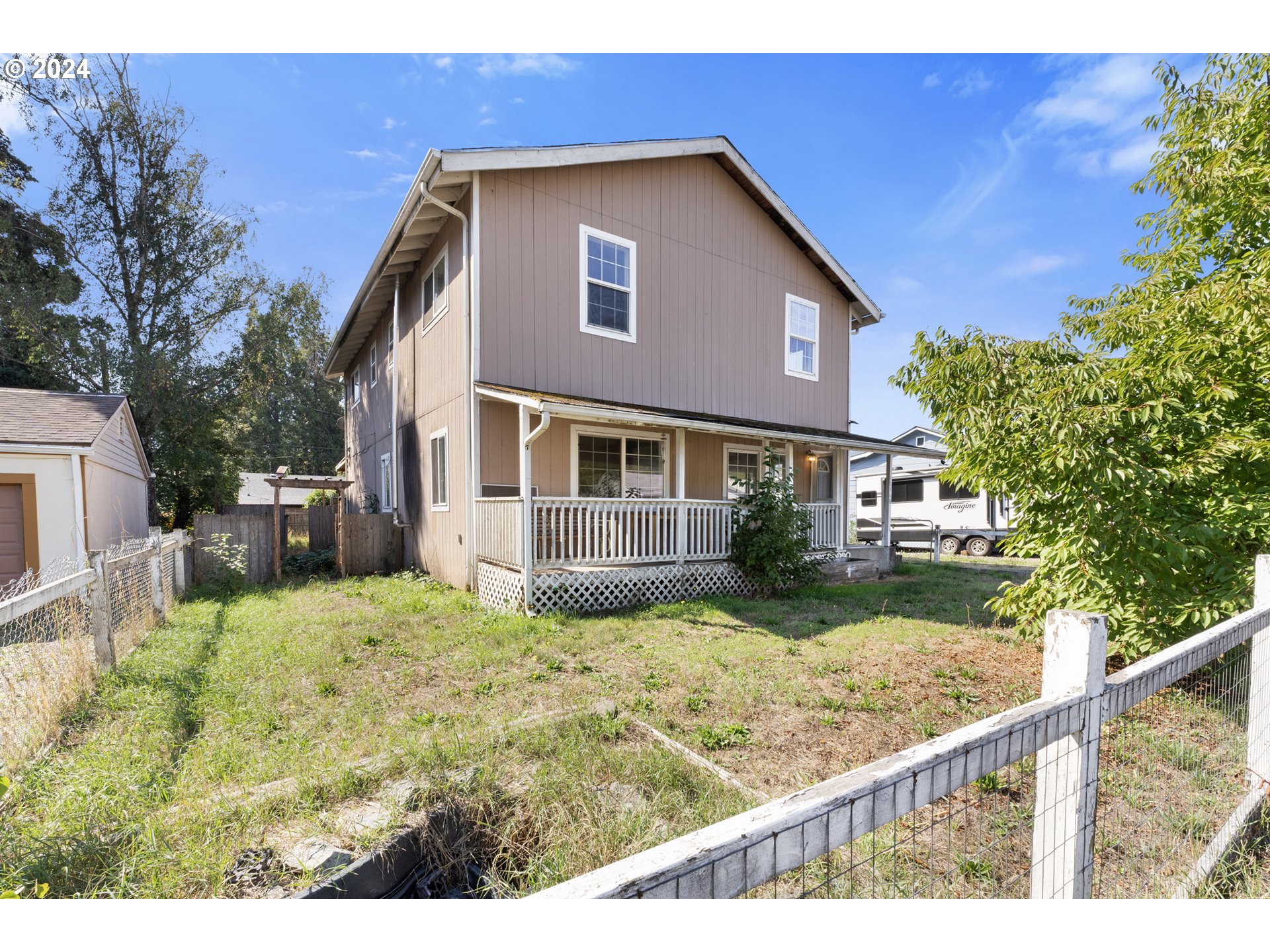 a view of a house with a yard