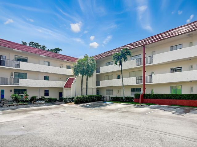 $195,000 | 291 South Hollybrook Drive, Unit 105 | Hollybrook Golf & Tennis Club