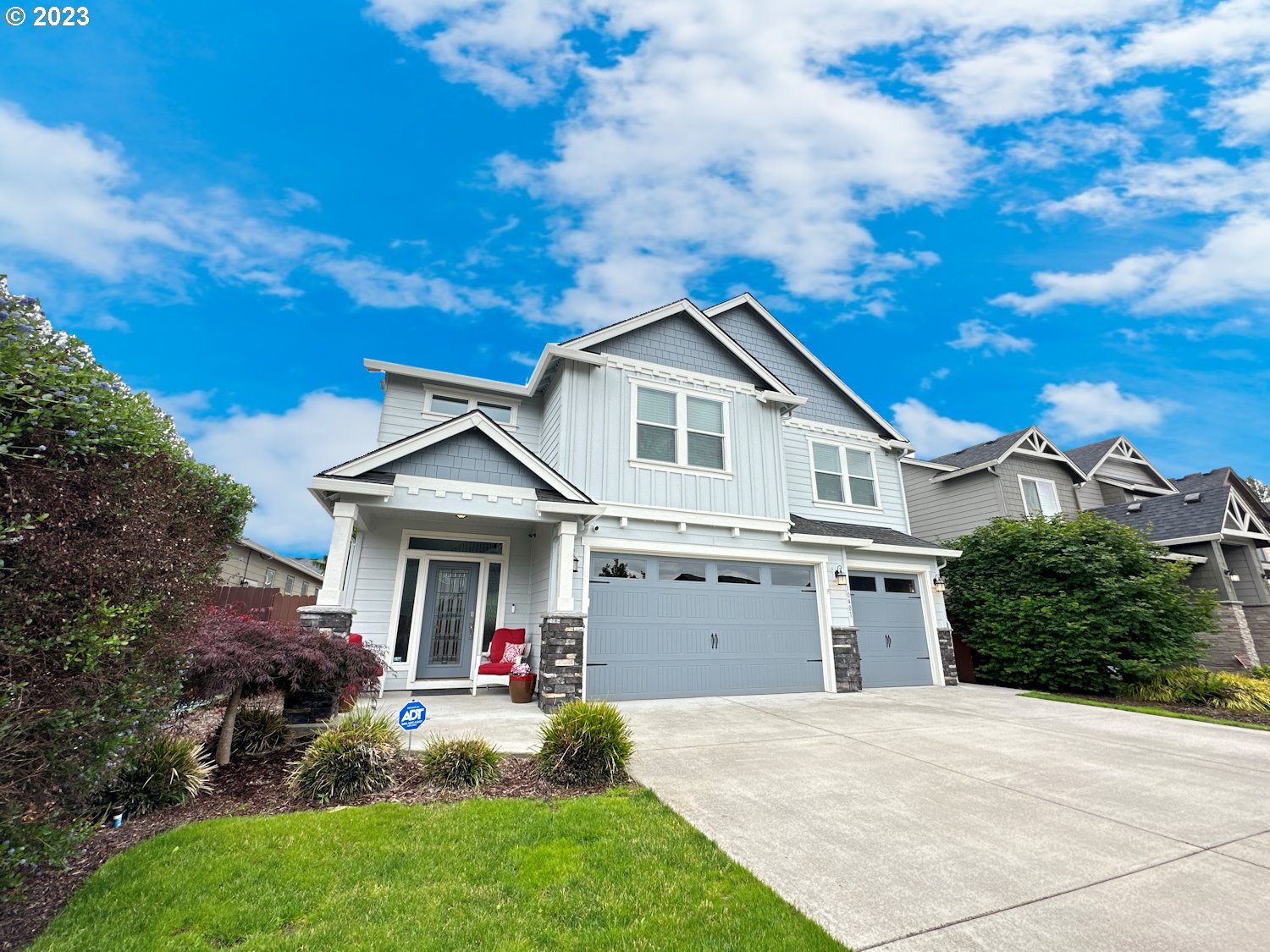 a view of a yard in front of house