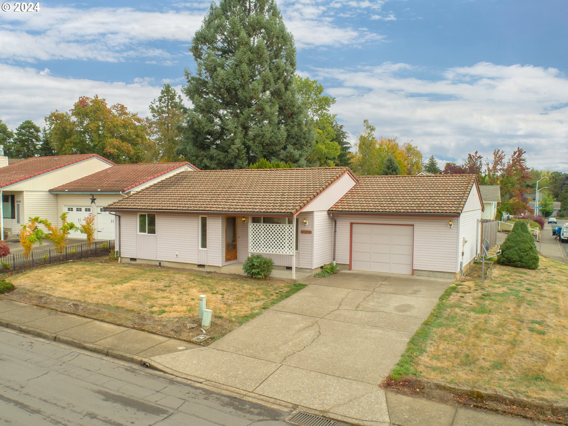 a view of a house with a yard