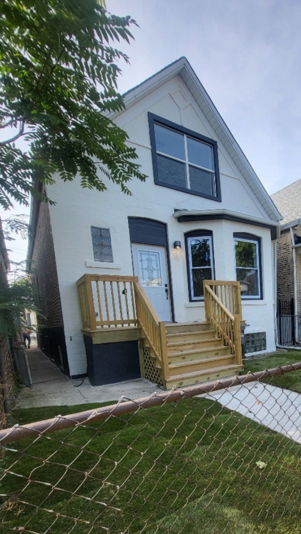 a view of a house with backyard and porch