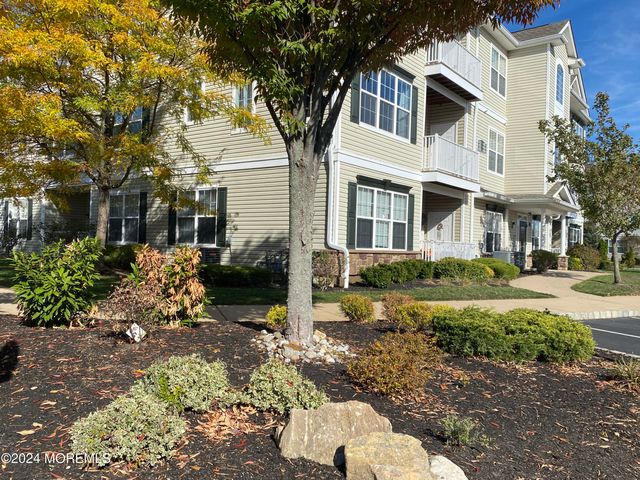 $399,900 | 421 Mill Pond Way | Eatontown