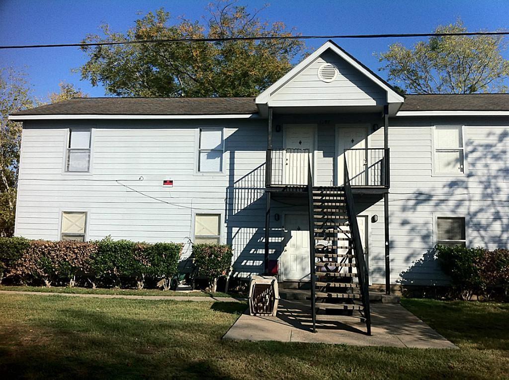 a view of a house with backyard