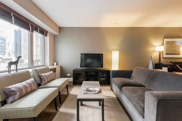 $4,895 | 211 East 51st Street, Unit 10A | Midtown East