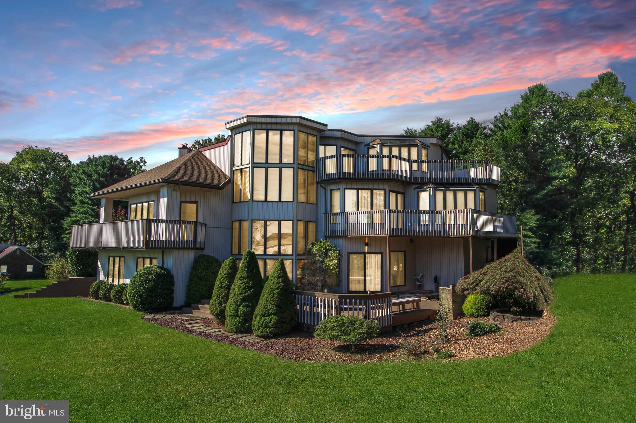 a view of a front of house with a yard