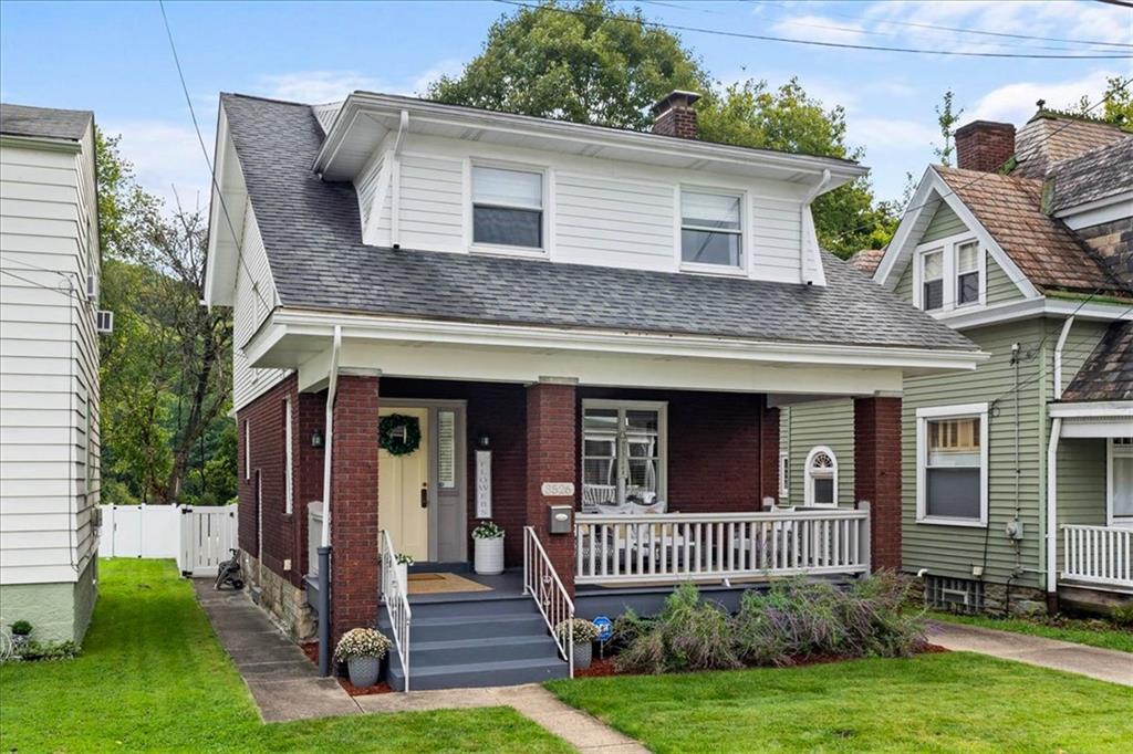 a view of a house with a yard