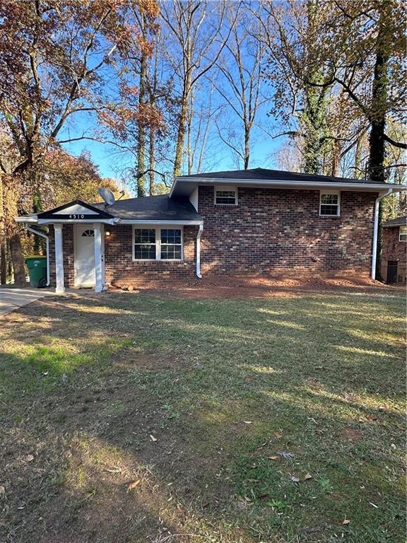 a view of a house with a yard