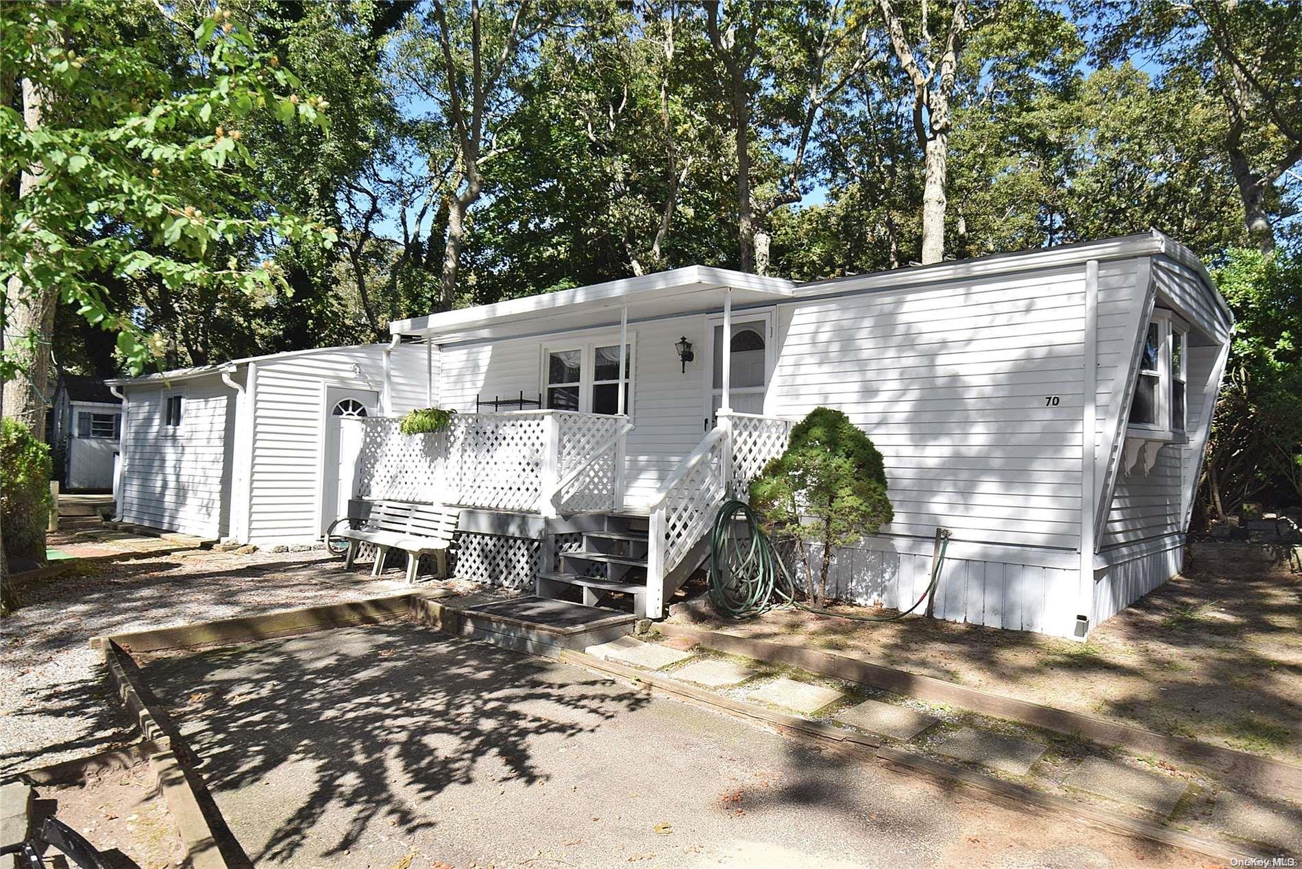 a view of a house with backyard