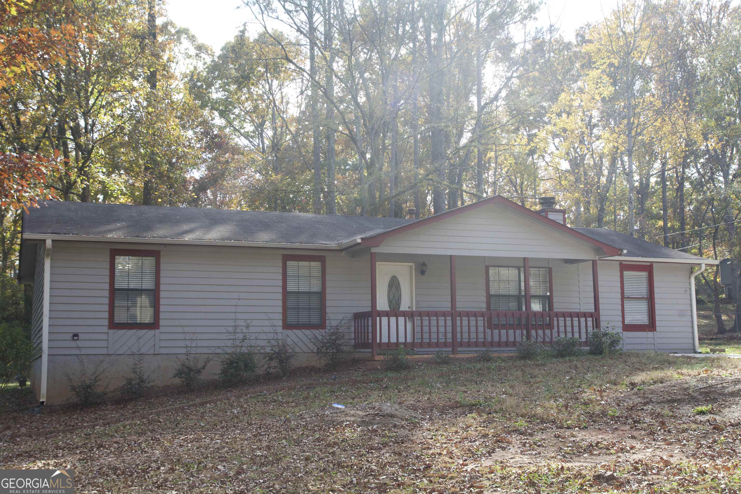 a view of front of a house with a yard