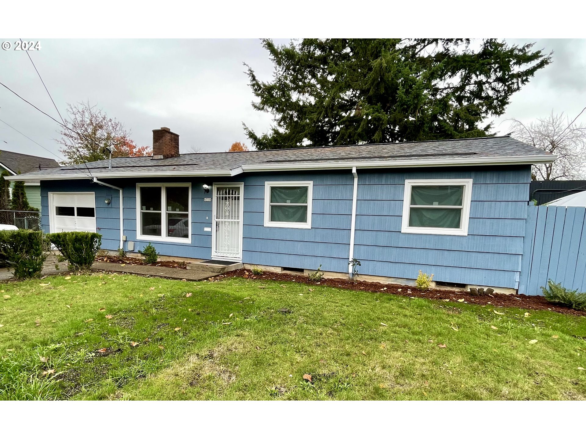 a view of front of a house with a yard