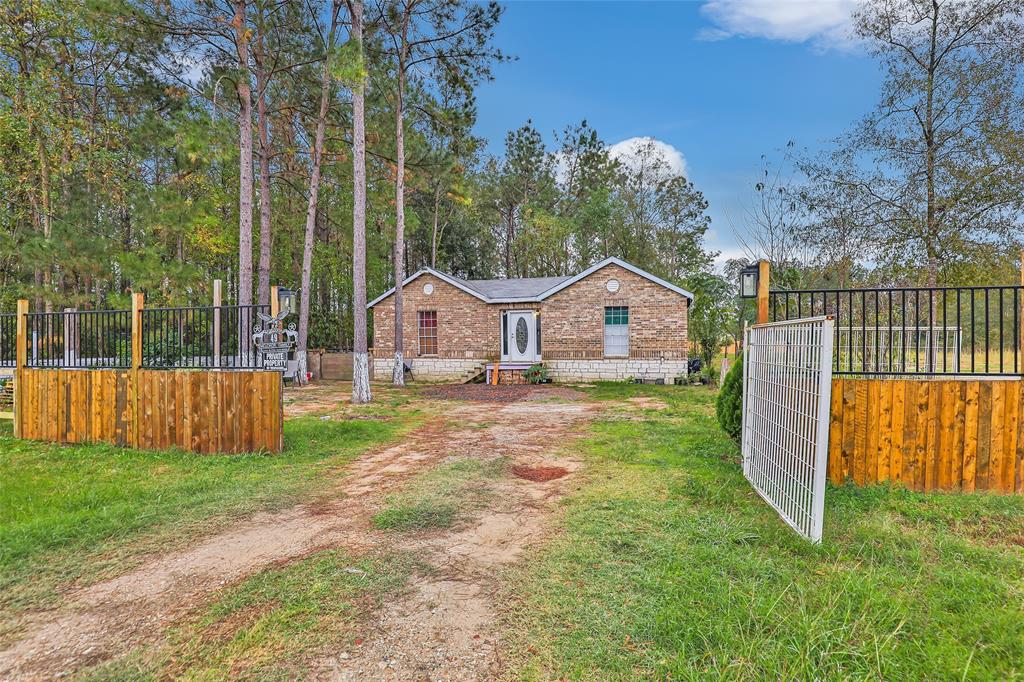 a view of a house with backyard and a garden