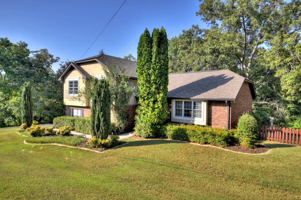 a view of a house with a yard