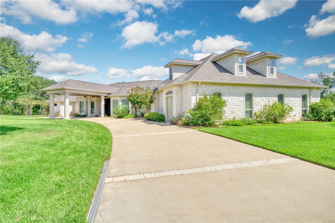 View of front of house with a garage and a front l