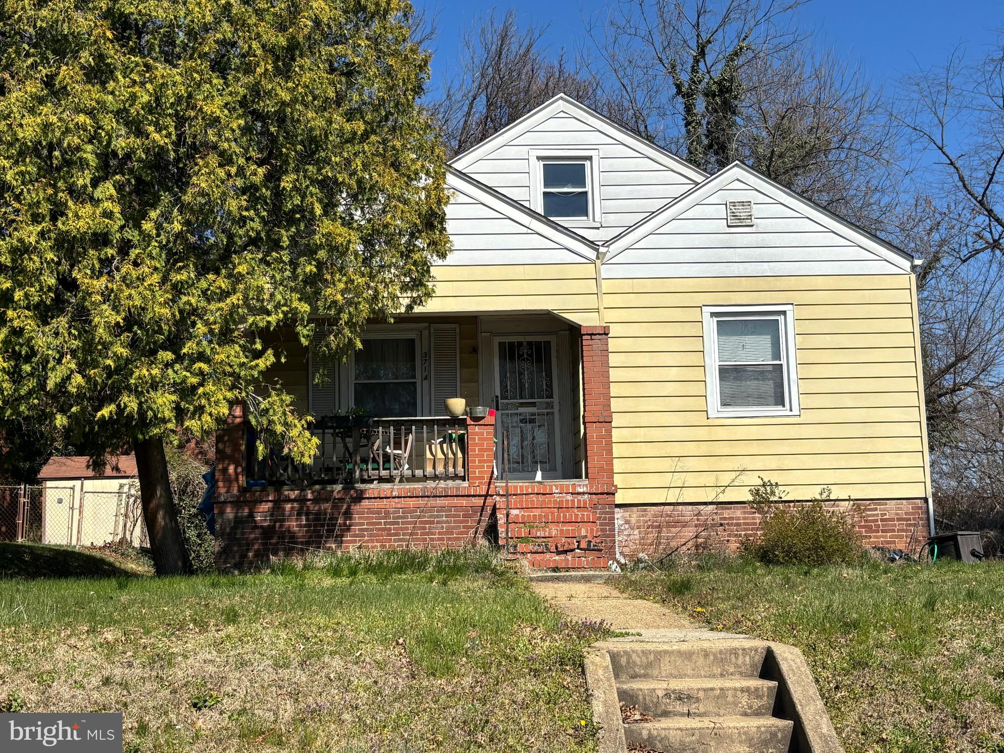 a view of a house with backyard and sitting area